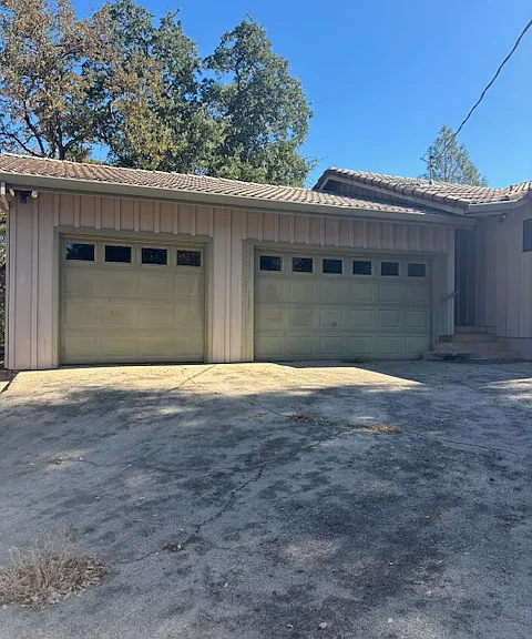 1900 Meadowbrook Dr — Photo 2
