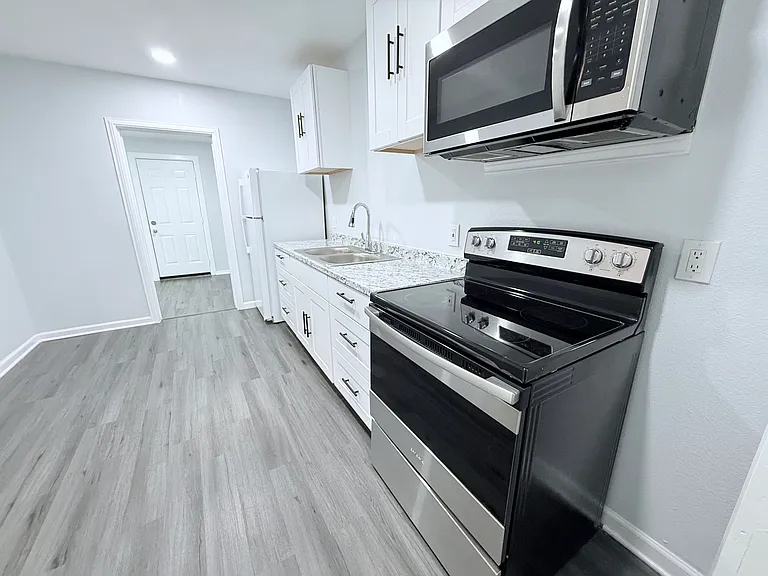 1326 W Sears St — Photo 11