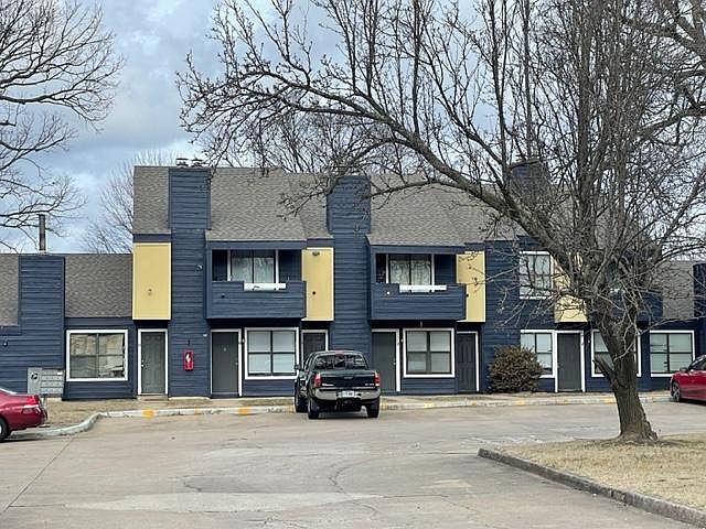 1st image of 2605 W Olive St #15