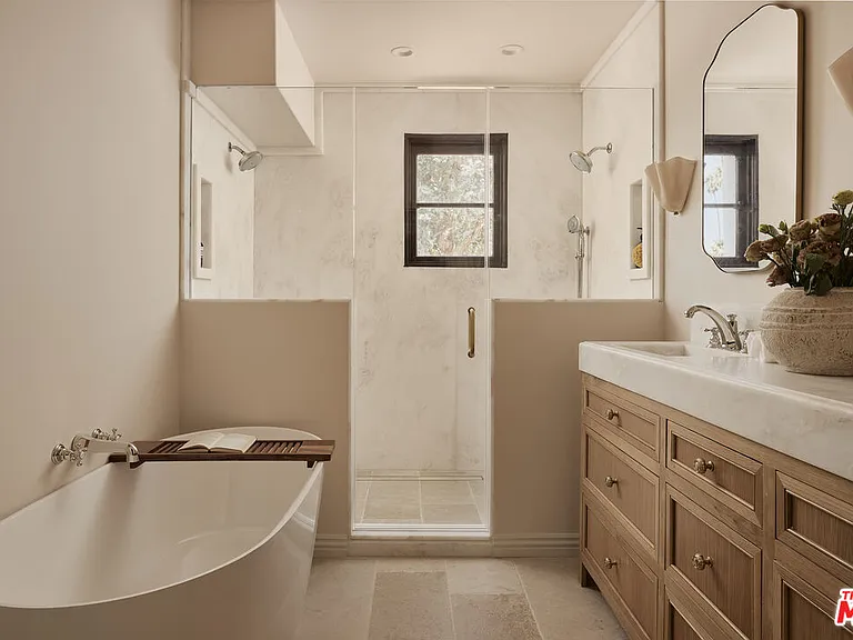 1641 N Ogden Dr — Photo 25