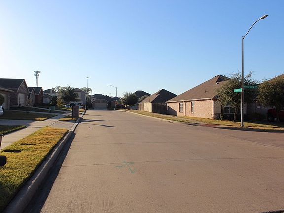 4th image of 929 Newberry Trl