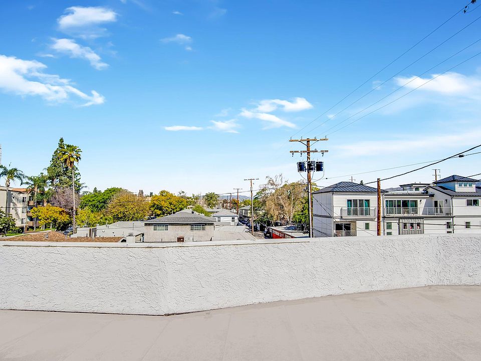 1st image of 204 N Screenland Dr