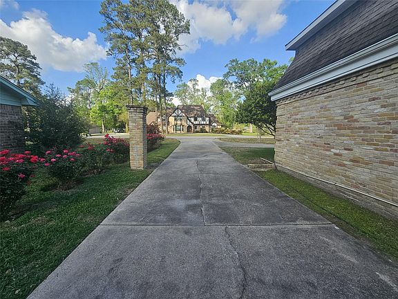 3rd image of 548 River Plantation Dr