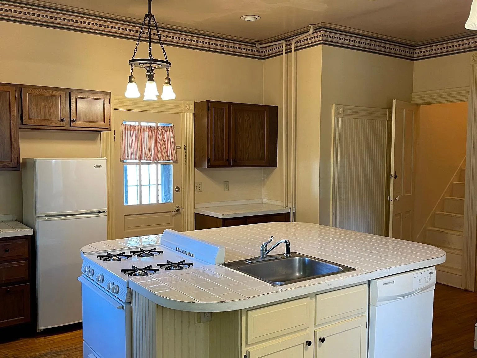 3 bed, 2616 sqft, $3,204 — Photo 2