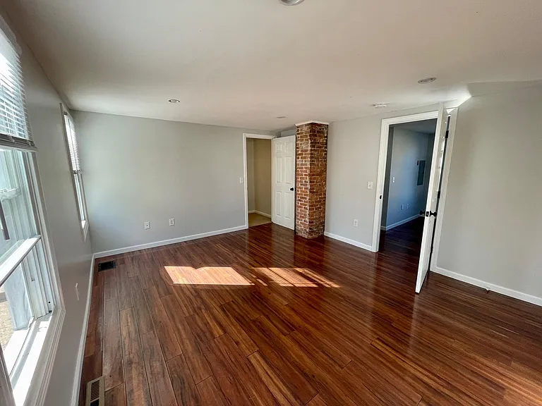 Bedroom w. walk-in closet