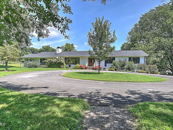 4th image of 207 Maple Tree Dr