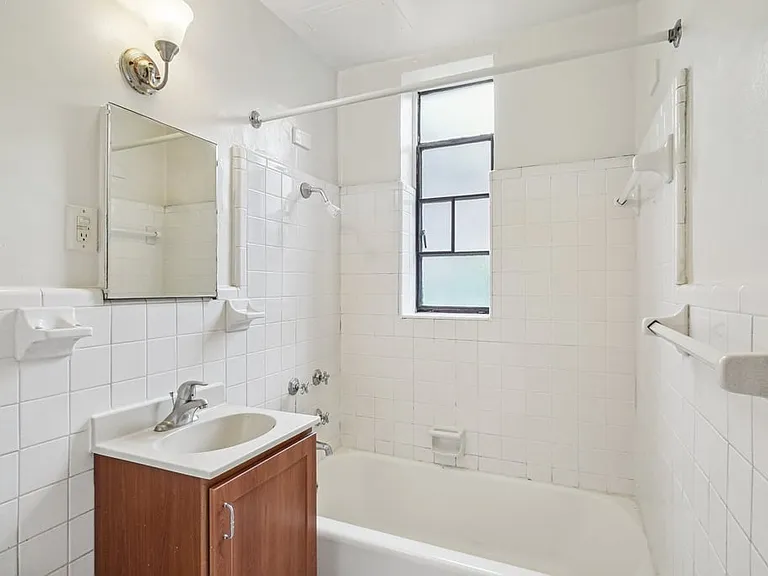 Cameron Court Apartments — Photo 66