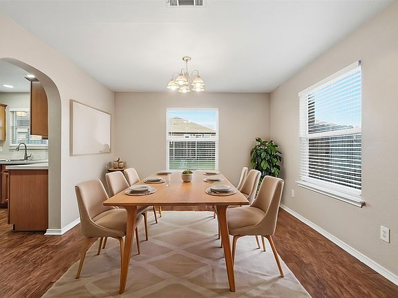 4th image of 111 Maned Dr