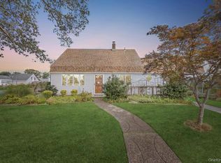 3 Snapdragon Ln, Levittown, NY 11756