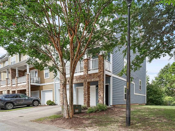 5th image of 892 Queen City Cres
