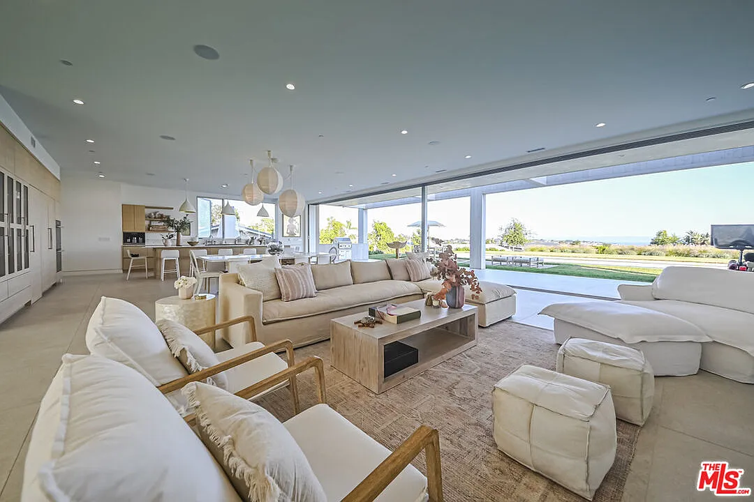 6 bed, 7.5 bath, 7200 sqft, $44,500 — Photo 4