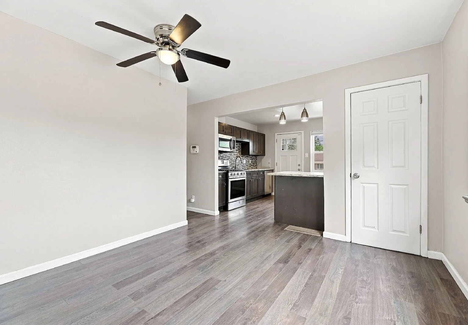 2 bed, 2.0 bath, 710 sqft, $2,121 — Photo 3