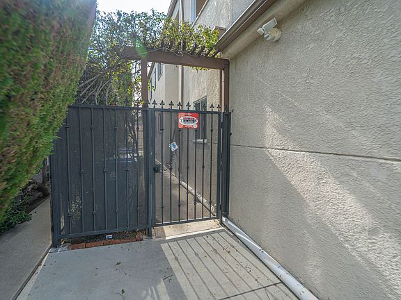 3rd image of 11924 Magnolia Blvd