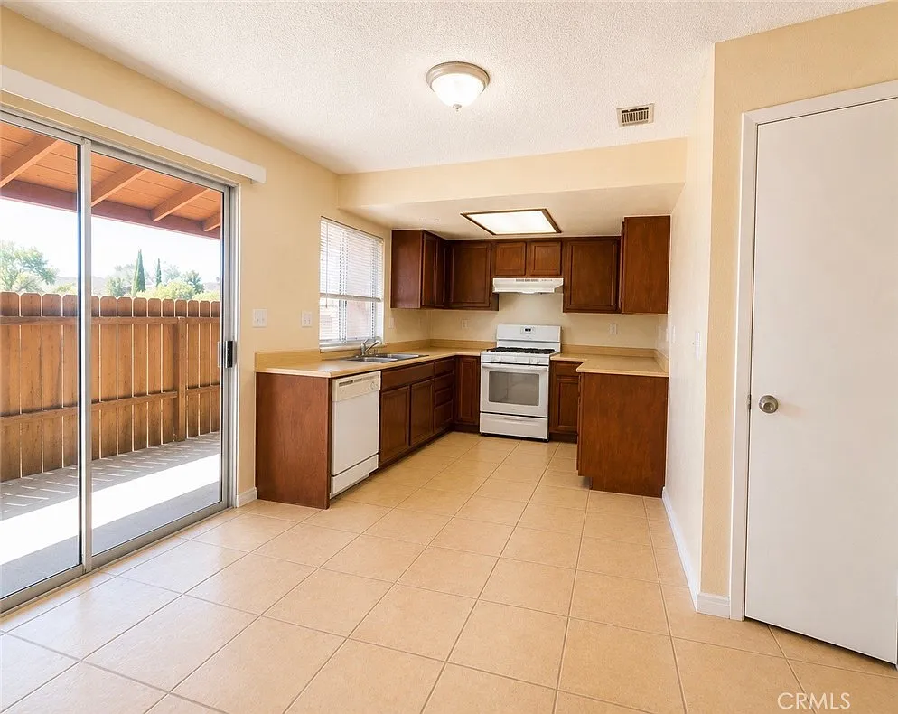 2 bed, 747 sqft, $1,500 — Photo 3