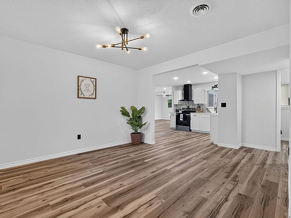 3rd image of 4307 Parkwood Dr