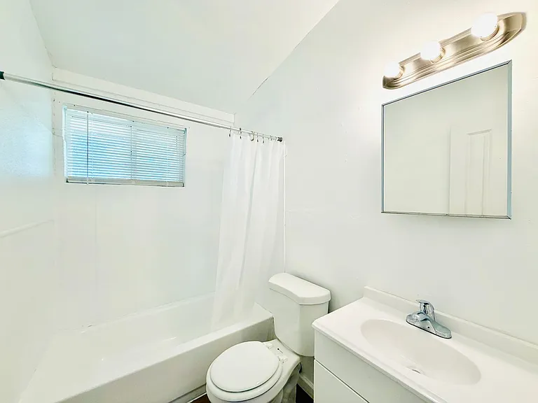 1 and 2 Bedrooms Available! Off Street Parking, Hard Flooring, Vaulted Ceilings, Central Air Cond... — Photo 17