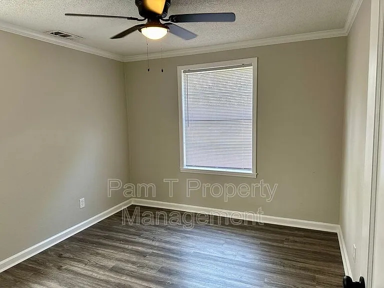 2411 E 39th St — Photo 21