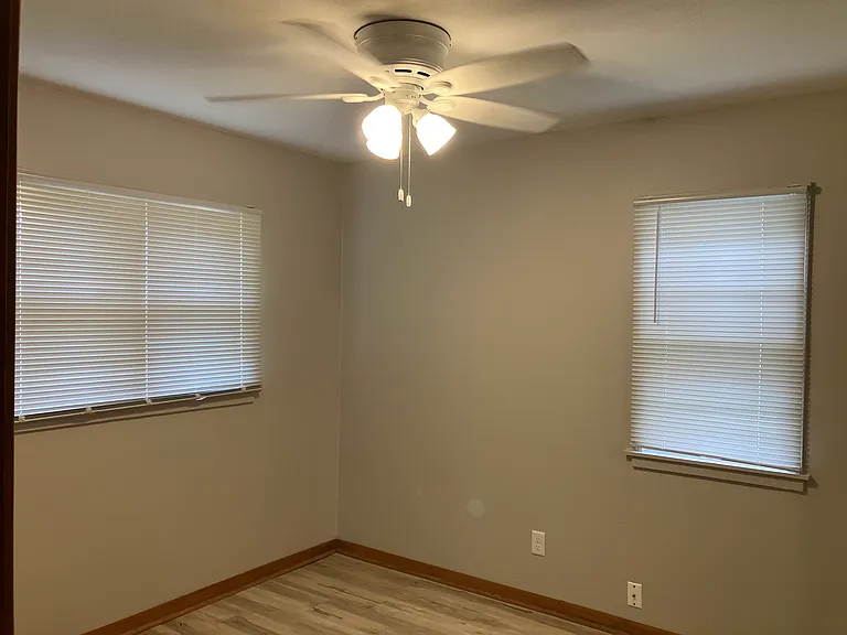 508 E Buckner St — Photo 12