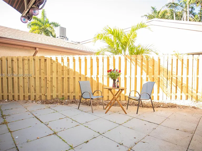523 Leslie Dr — Photo 16