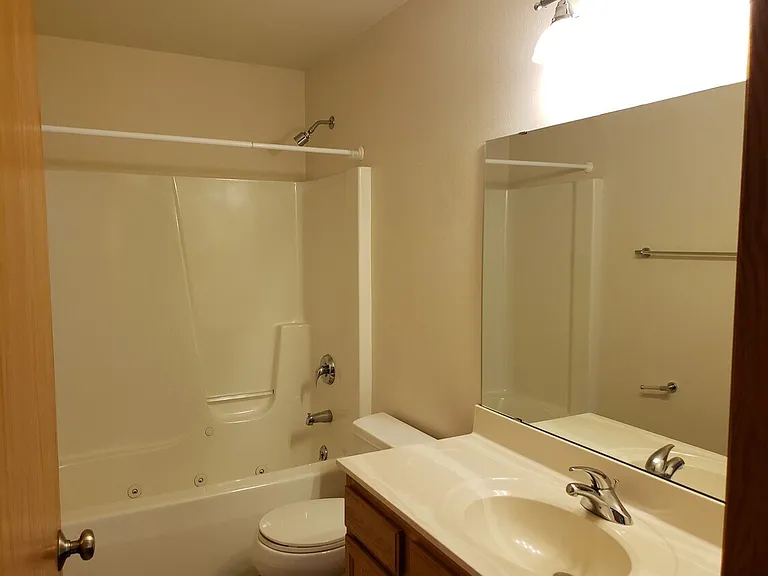 105 E School Rd — Photo 6