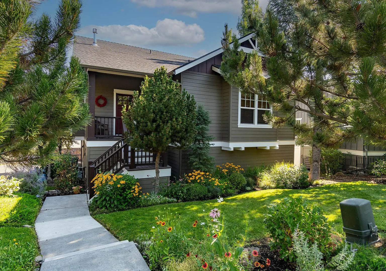 Incredible location for this 30-day minimum stay Redmond two-bedroom + high level office home. Lo... — Photo 1