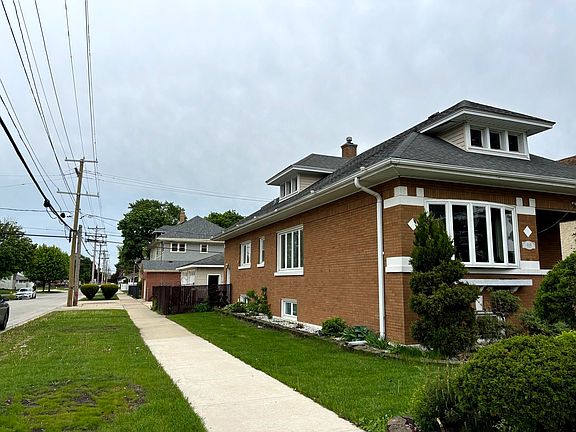 2nd image of 919 Broadway Ave
