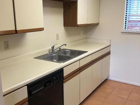 4th image of 2601 Willowbrook Ln Unit 11