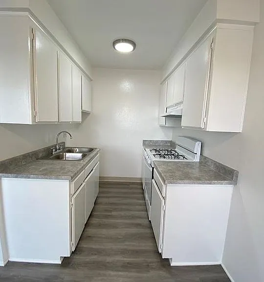 Marquis Apartments — Photo 43
