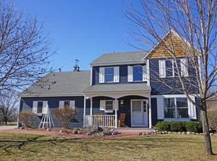 711 Orchard Cir, Oconomowoc, WI 53066