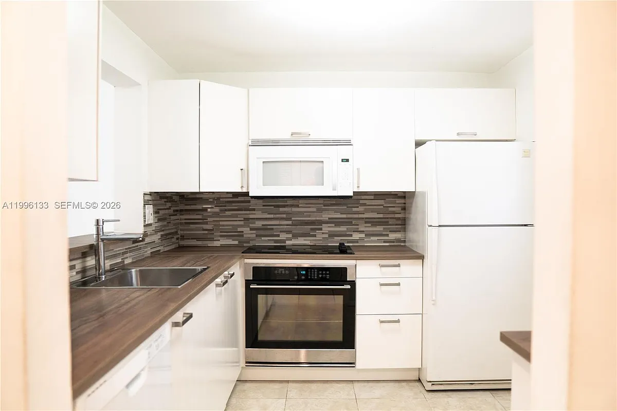Building Photo - 10865 SW 112th Ave #203