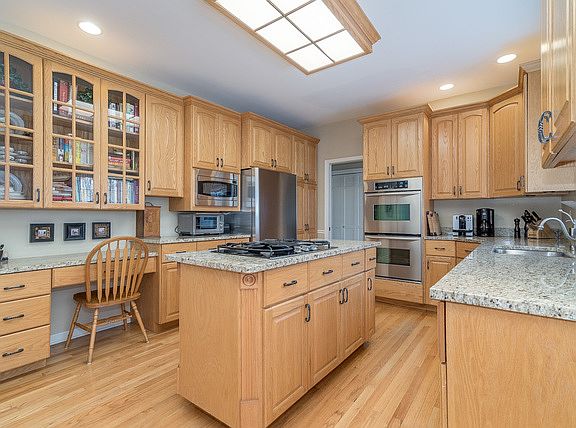 5th image of 15422 Sharon Dr