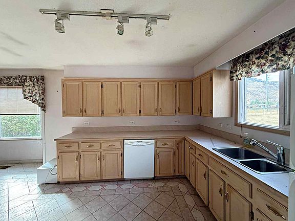 3rd image of 733 Fortune Rd