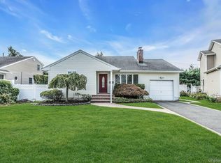 30 Azalea Ct, Plainview, NY 11803