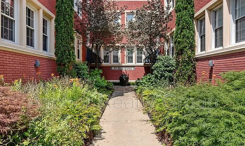 2 bed, 1.0 bath, 1200 sqft, $1,850 — Photo 2