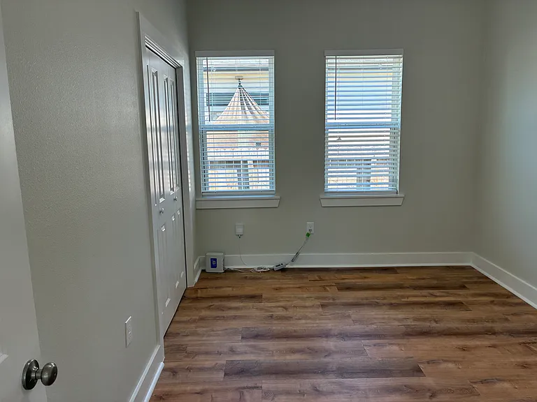 1604 Brooks St — Photo 7