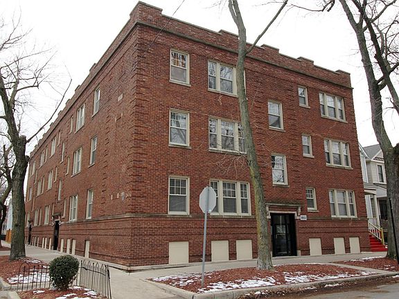 2nd image of 1901 W Newport Ave #2