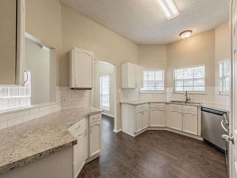 2136 Stoneridge Dr — Photo 13