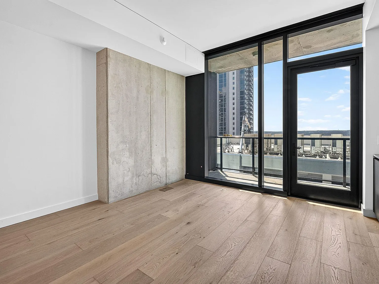 1 bed, 1.0 bath, 621 sqft, $3,200 — Photo 2