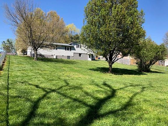 3rd image of 1824 Hugh Dr