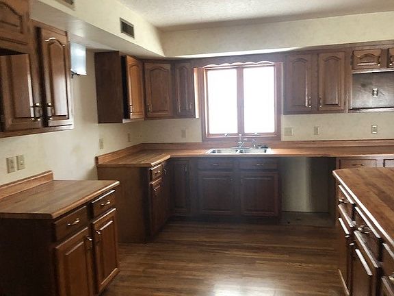 3rd image of 4 N Clarkson Ave