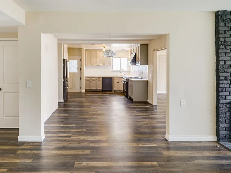 10608 S 8th Ave — Photo 4