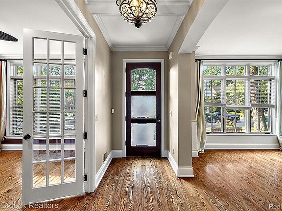 4th image of 698 Hanna St
