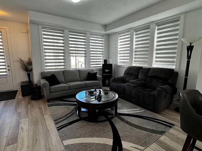 13 Julia Cres — Photo 2