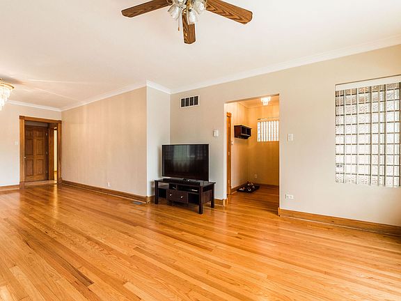 4th image of 5053 W Oakdale Ave