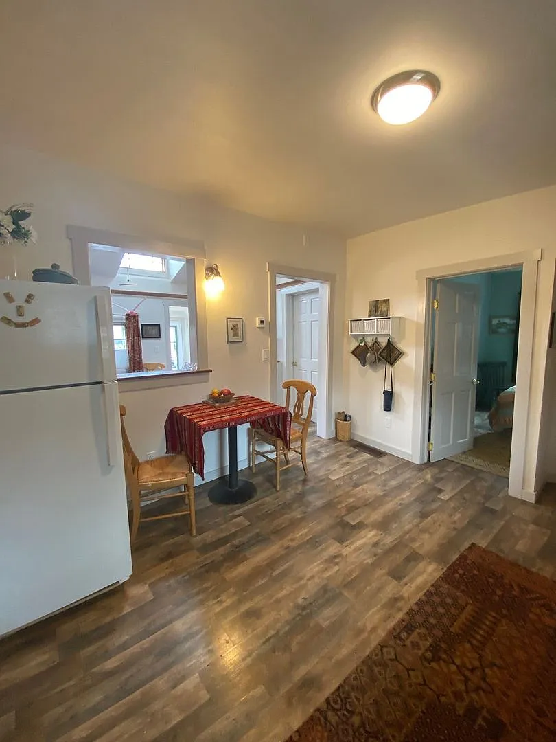 Furnished One Bedroom plus Office One Bath Seasonal Rental in Downtown Glenwood Springs — Photo 2
