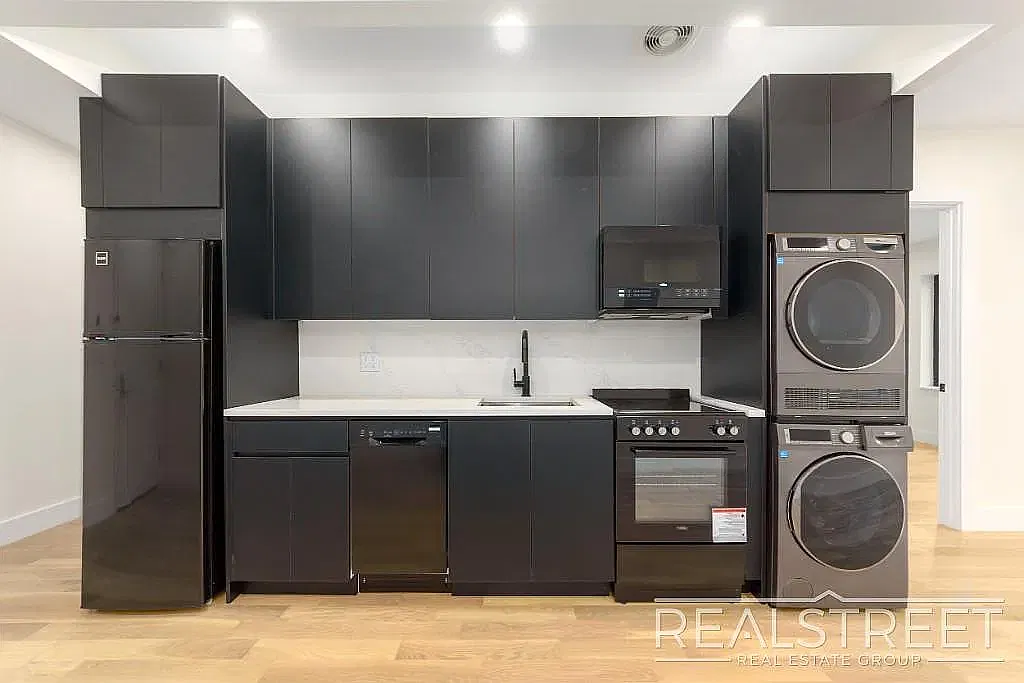 1406 Lincoln Place — Photo 3