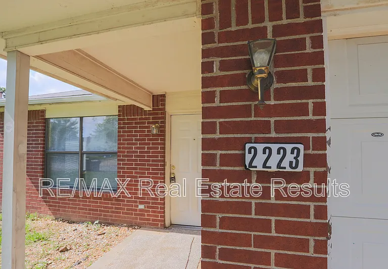 2223 W Roselawn St — Photo 3