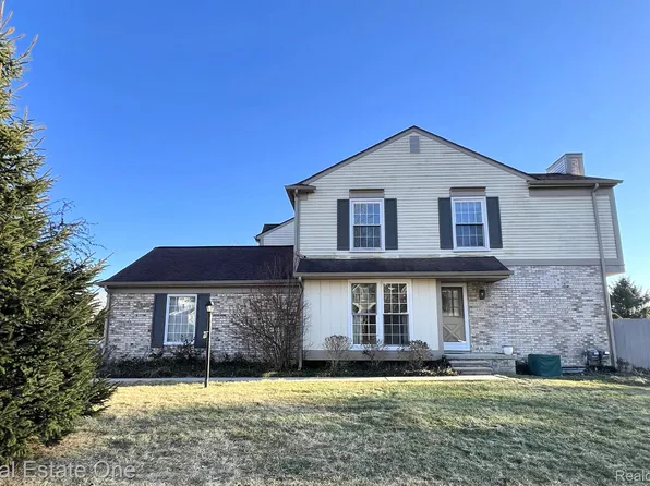 1406 Crescent Ln, Rochester, MI 48306