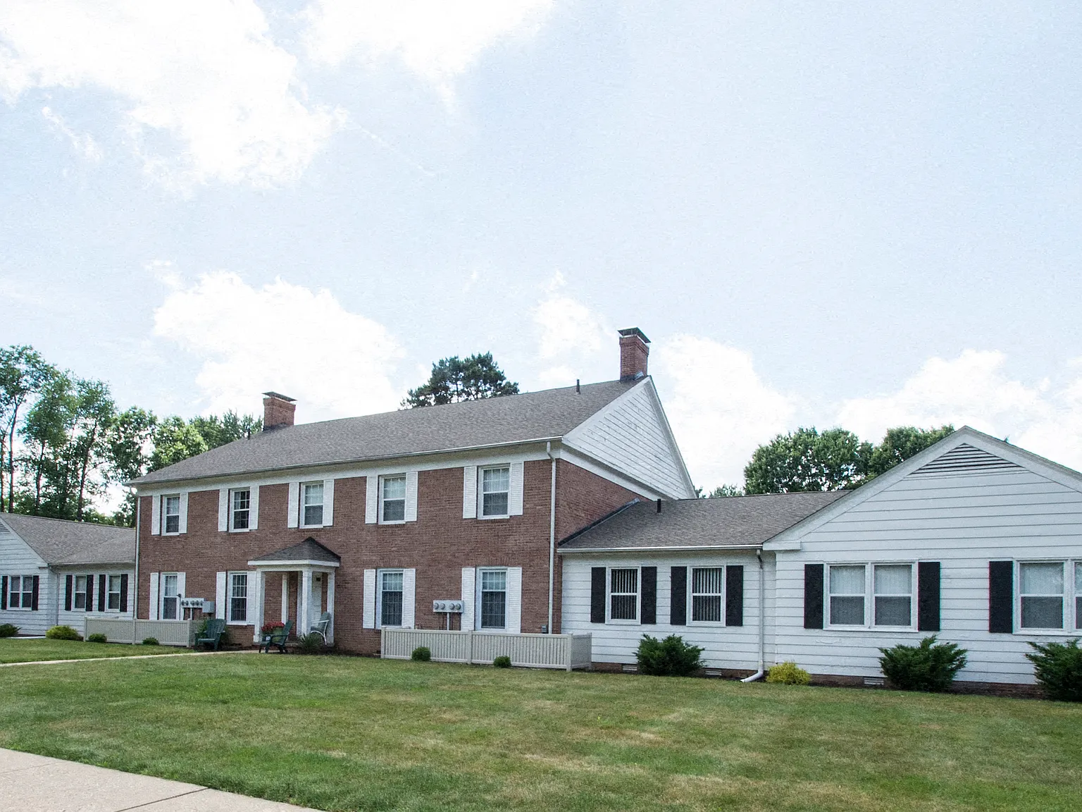 Woodlawn Village — Photo 3