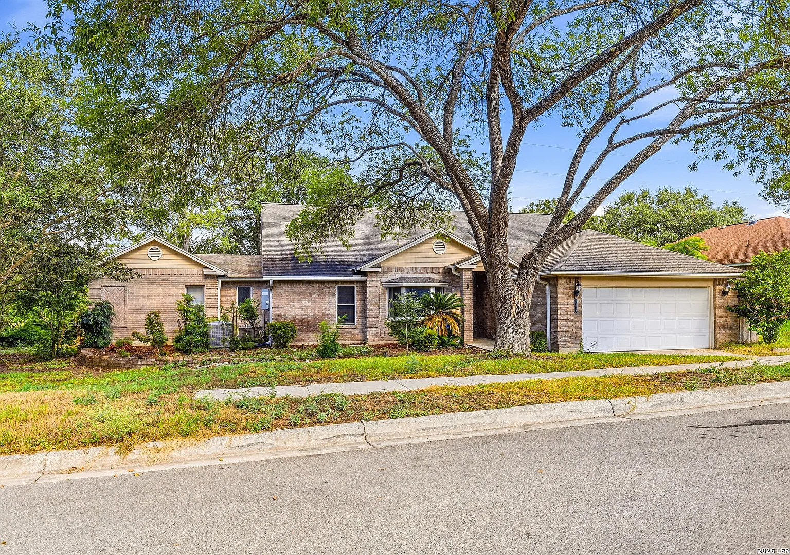 3 bed, 2.0 bath, 2556 sqft, $2,100 — Photo 2